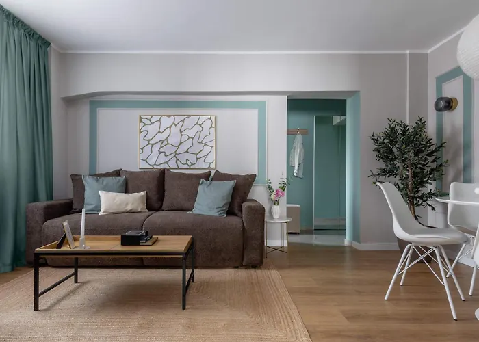 Holt - Sublime Minty Green 1Br On The Park