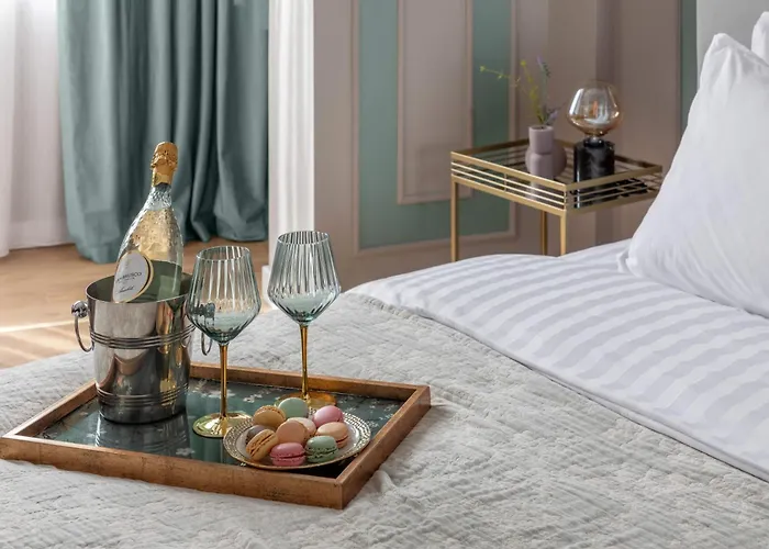 Holt - Sublime Minty Green 1Br On The Park